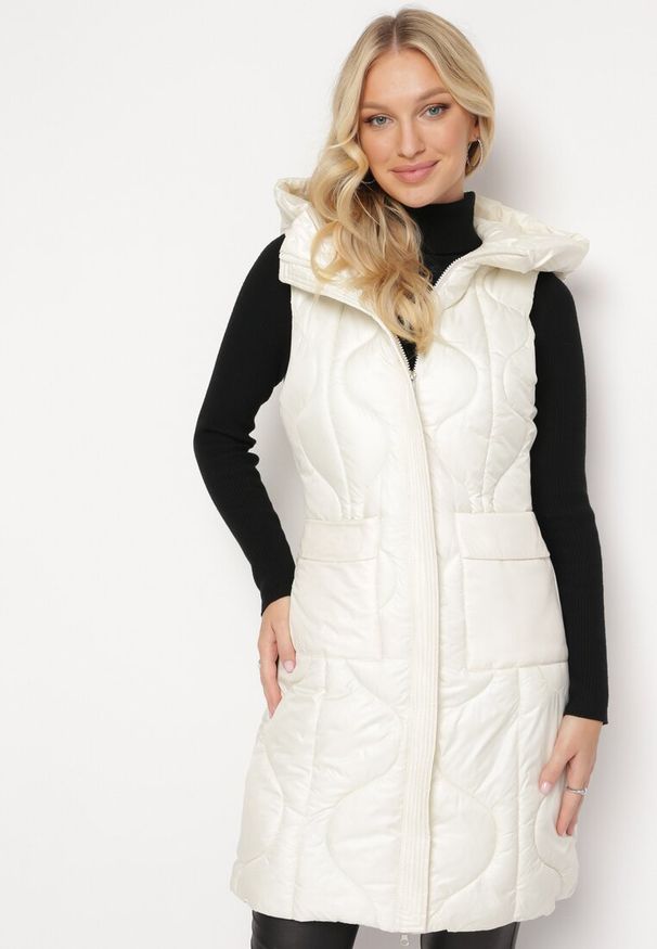 Born2be - Jasnobeżowa Pikowana Kamizelka z Kapturem i Kieszeniami Kress. Typ kołnierza: kaptur. Kolor: beżowy