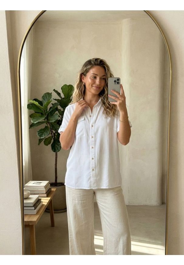 Sinsay - Wiskozowa koszula z ozdobnymi guzikami - biały. Kolor: biały. Materiał: wiskoza