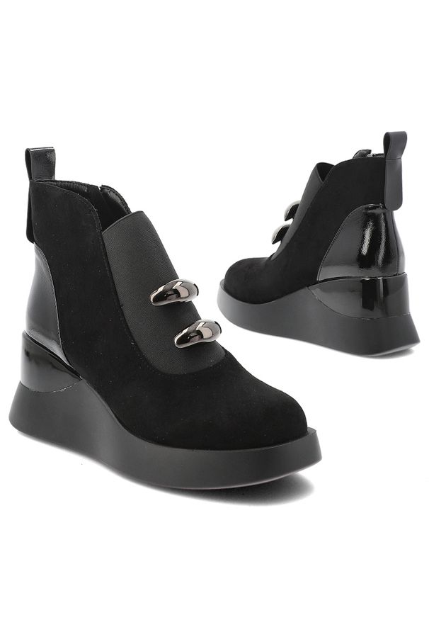 Czarne Botki S.Barski Modne Buty Damskie Na Koturnie. Zapięcie: klamry. Kolor: czarny. Materiał: zamsz, materiał. Wzór: aplikacja. Obcas: na koturnie. Styl: elegancki