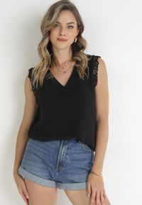 Born2be - Czarna Bluzka Top z Ażurową Falbanką Wokół Ramion z Tkaniny Plumeti Vinda. Kolor: czarny. Materiał: tkanina. Długość rękawa: bez rękawów. Wzór: ażurowy #5