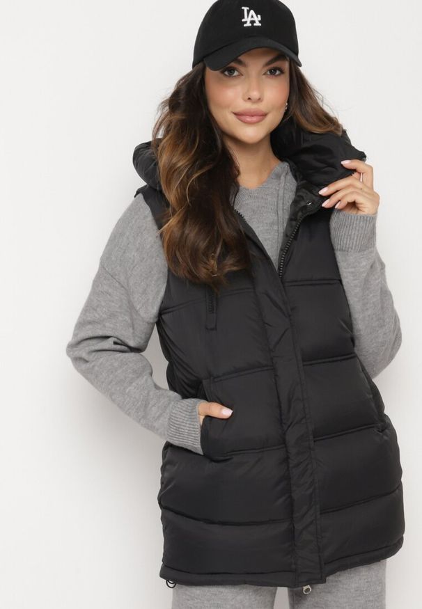 Born2be - Czarna Kamizelka Pikowana z Ozdobnym Suwakiem z Kapturem Fortisse. Okazja: na spotkanie biznesowe, na co dzień. Typ kołnierza: kaptur. Kolor: czarny. Styl: elegancki, biznesowy, klasyczny, casual