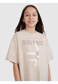 4f - 4F T-shirt oversize z nadrukiem dziewczęcy - beżowy 134 (8-9 lat). Okazja: na co dzień. Kolor: beżowy. Materiał: bawełna, materiał, jersey. Długość rękawa: krótki rękaw. Długość: krótkie. Wzór: nadruk. Sezon: lato. Styl: klasyczny, elegancki, sportowy, casual