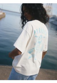 Reserved - Bawełniany t-shirt z nadrukiem - złamana biel. Materiał: bawełna. Wzór: nadruk #1