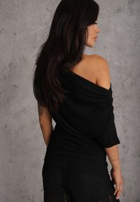 Renee - Czarna Wiskozowa Bluzka na Jedno Ramię Ozdobiona Marszczeniem i Aplikacją z Boku Lilinvielle. Okazja: na imprezę, na co dzień. Kolor: czarny. Materiał: wiskoza. Wzór: aplikacja. Styl: casual #8