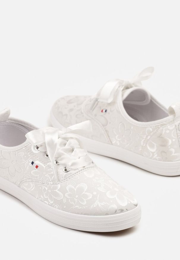 Renee - Białe Tenisówki Ozdobione Kwiatami Telesiena. Okazja: na co dzień. Kolor: biały. Materiał: satyna, jeans. Szerokość cholewki: normalna. Wzór: aplikacja, kwiaty. Styl: casual, elegancki