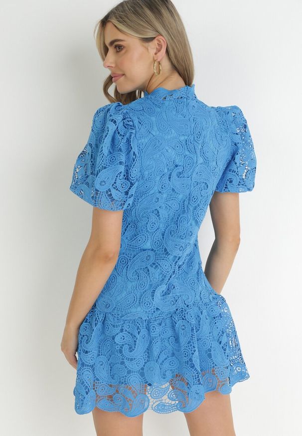 Born2be - Niebieska Koronowa Sukienka ze Stójką i Bufiastym Rękawem Suminori. Typ kołnierza: kołnierzyk stójkowy. Kolor: niebieski. Materiał: koronka. Długość: mini