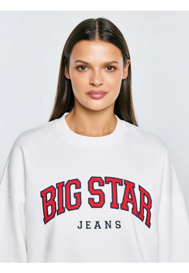 Big-Star - Bluza damska z logo BIG STAR biała Rubena 100. Okazja: na co dzień. Kolor: biały. Materiał: dresówka, materiał, dzianina, jeans, skóra. Długość rękawa: długi rękaw. Długość: długie. Wzór: aplikacja. Styl: klasyczny, casual, sportowy