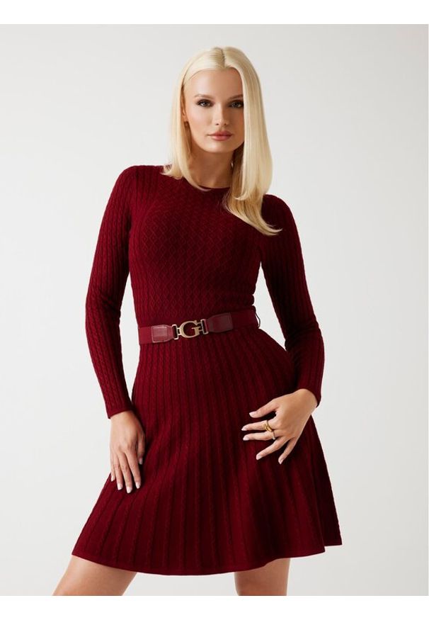 Guess Sukienka 178883 Czerwony Classic Fit. Kolor: czerwony