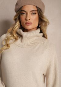 Renee - Beżowy Casualowy Golf z Domieszką Wiskozy Ozdobiony Małymi Kieszeniami Viasya. Okazja: na co dzień. Typ kołnierza: golf. Kolekcja: plus size. Kolor: beżowy. Długość: długie. Wzór: aplikacja. Materiał: wiskoza. Długość rękawa: długi rękaw. Styl: casual #3