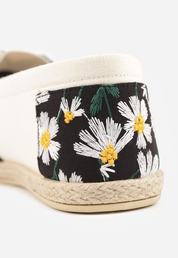 Renee - Czarne Espadryle Ozdobione Kwiatowym Haftem i Plecionką Kiranth. Okazja: na co dzień. Kolor: czarny. Materiał: jeans. Wzór: aplikacja, haft, kwiaty. Sezon: lato. Styl: elegancki, casual