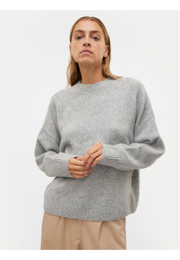 Vero Moda Sweter Boom 10320463 Szary Loose Fit. Kolor: szary. Materiał: syntetyk