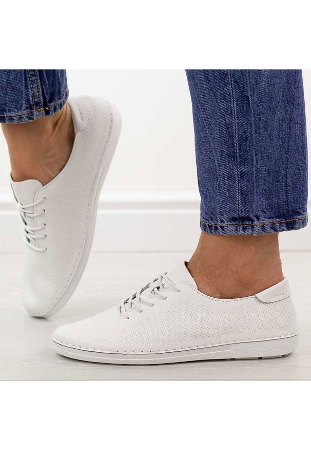 Białe ażurowe skórzane półbuty damskie S.Barski 7079. Okazja: na co dzień. Zapięcie: sznurówki. Kolor: biały. Materiał: skóra. Szerokość cholewki: normalna. Wzór: ażurowy. Sezon: wiosna, jesień, lato. Styl: casual, elegancki, klasyczny