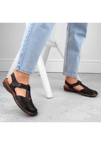 Skórzane komfortowe sandały damskie pełne czarne Helios 128.011. Kolor: czarny. Materiał: skóra