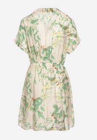 Born2be - Zielona Sukienka Taliowana z Koszulową Górą w Abstrakcyjny Wzór Namselle. Okazja: na co dzień. Kolor: beżowy. Materiał: jeans, wiskoza. Typ sukienki: koszulowe. Styl: casual, klasyczny #6