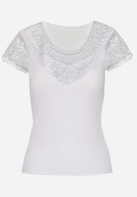 Born2be - Biały Prążkowany T-shirt z Krótkim Rękawem Ozdobiony Koronką Neliah. Kolor: biały. Materiał: prążkowany, koronka. Długość rękawa: krótki rękaw. Długość: krótkie. Wzór: aplikacja, koronka. Styl: klasyczny #3