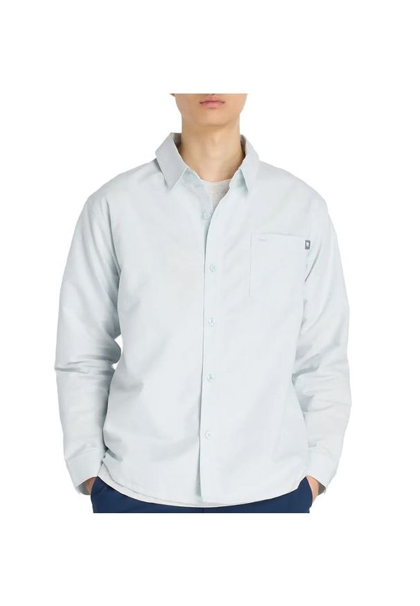 Koszula męska New Balance MT53523FRL - niebieska. Typ kołnierza: kołnierzyk klasyczny. Kolor: niebieski. Materiał: dresówka, materiał, poliester, bawełna