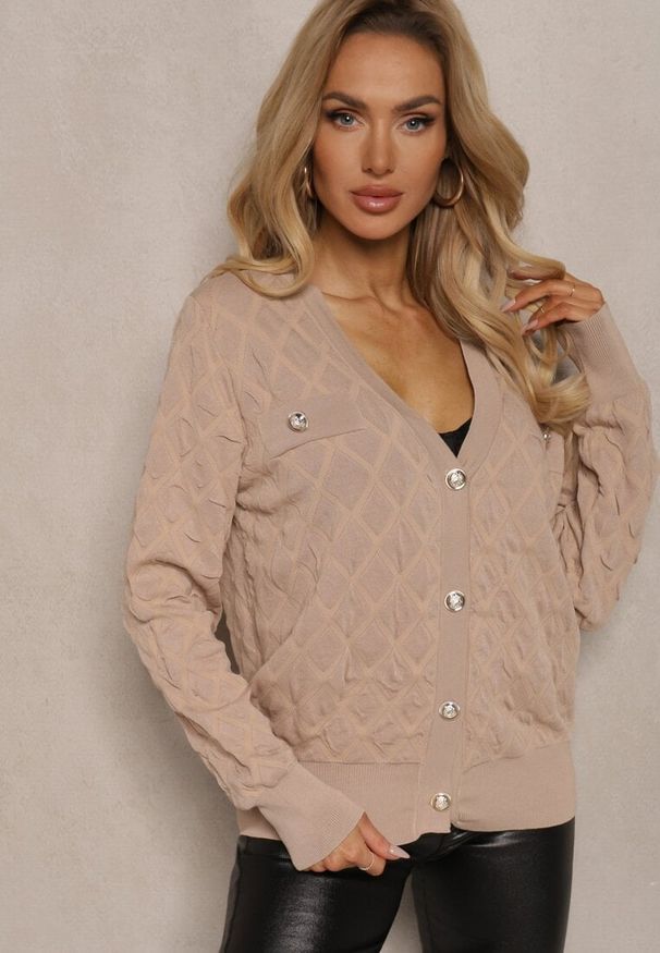 Renee - Beżowy Kardigan z Ozdobnymi Guzikami i Ściągaczami Zymira. Okazja: na co dzień. Kolor: beżowy. Styl: casual