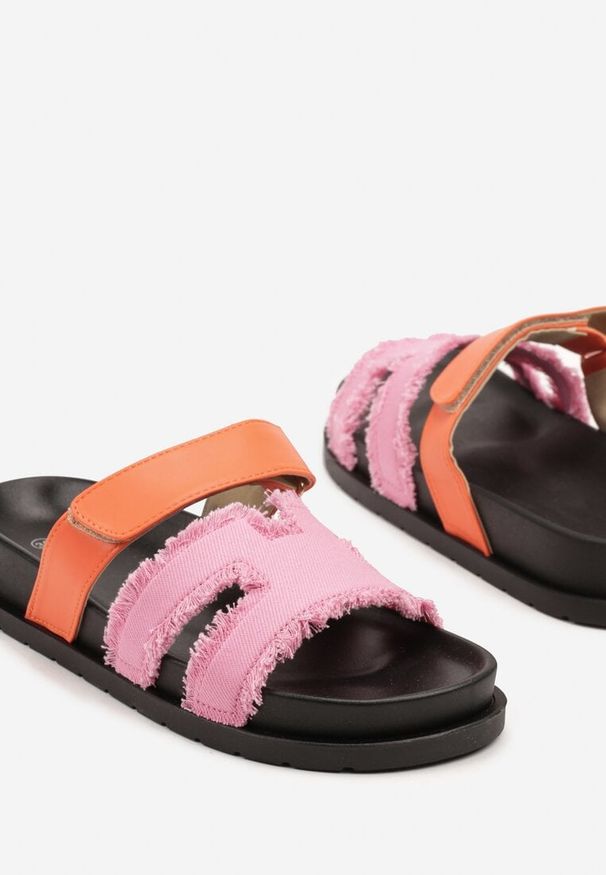 Born2be - Fuksjowe Klapki z Postrzępionymi Paskami Finavessa. Okazja: na co dzień. Kolor: różowy. Materiał: jeans. Sezon: lato. Styl: elegancki, casual