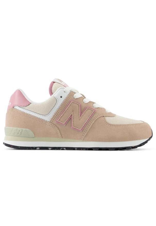 Buty dziecięce New Balance GC574QTC – beżowe. Okazja: na co dzień, na uczelnię. Kolor: beżowy. Materiał: zamsz, materiał, syntetyk. Szerokość cholewki: normalna. Model: New Balance 574. Sport: turystyka piesza