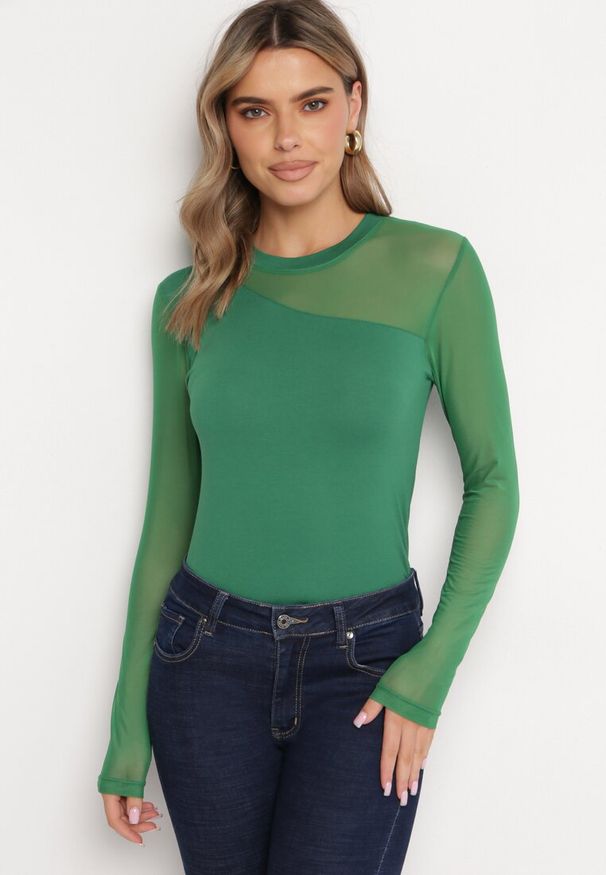Born2be - Zielona Wiskozowa Bluzka z Asymetrycznym Dekoltem i Siateczką Layera. Kolor: zielony. Materiał: wiskoza