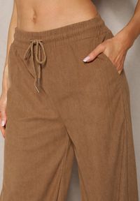 Renee - Brązowe Szerokie Spodnie o Prążkowanym Kroju z Gumką w Pasie Jovulla. Kolor: brązowy. Materiał: prążkowany #2