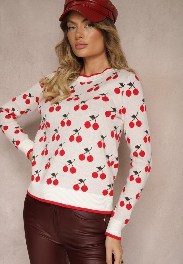 Renee - Biały Casualowy Sweter z Wiskozą Ozdobiony Printem w Wisienki Avattria. Okazja: na co dzień. Kolor: biały. Materiał: wiskoza. Długość rękawa: długi rękaw. Długość: długie. Wzór: aplikacja, nadruk. Styl: casual