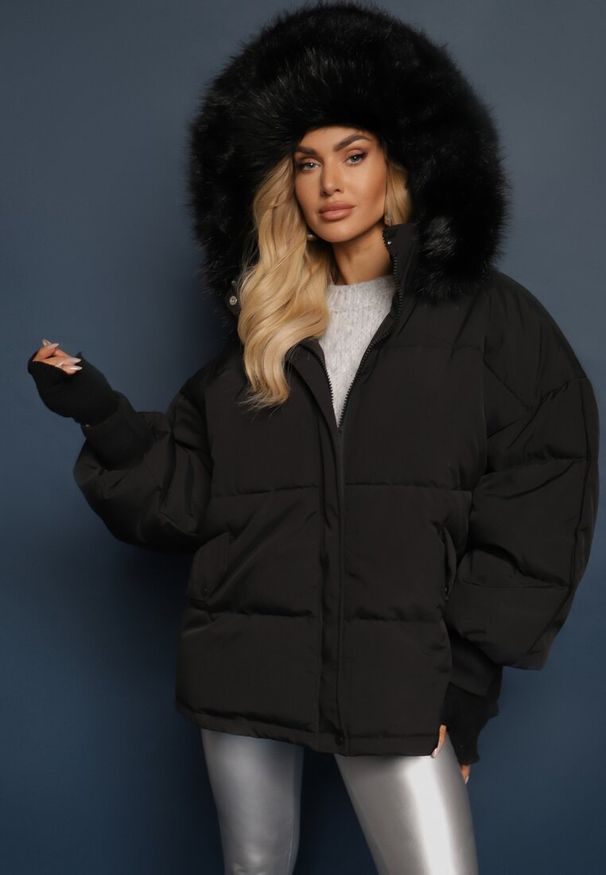 Renee - Czarna Kurtka Oversize z Futrzanym Kapturem Haduni. Kolor: czarny. Materiał: futro. Długość rękawa: długi rękaw. Długość: długie. Wzór: aplikacja. Sezon: zima
