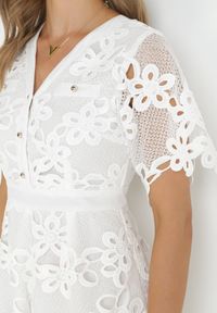 Born2be - Biały Koronkowy Kombinezon z Imitacją Kieszeni Dawni. Kolor: biały. Materiał: koronka. Długość rękawa: krótki rękaw. Długość: krótkie. Sezon: wiosna, lato. Styl: retro #3