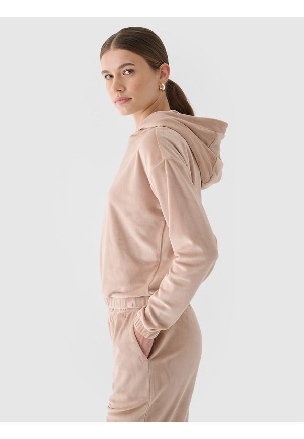 4f - 4F Bluza dresowa z weluru nierozpinana z kapturem damska - beżowa S. Okazja: na co dzień. Typ kołnierza: kaptur. Kolor: beżowy. Materiał: welur, dresówka. Wzór: jednolity, gładki, ze splotem. Styl: sportowy, casual