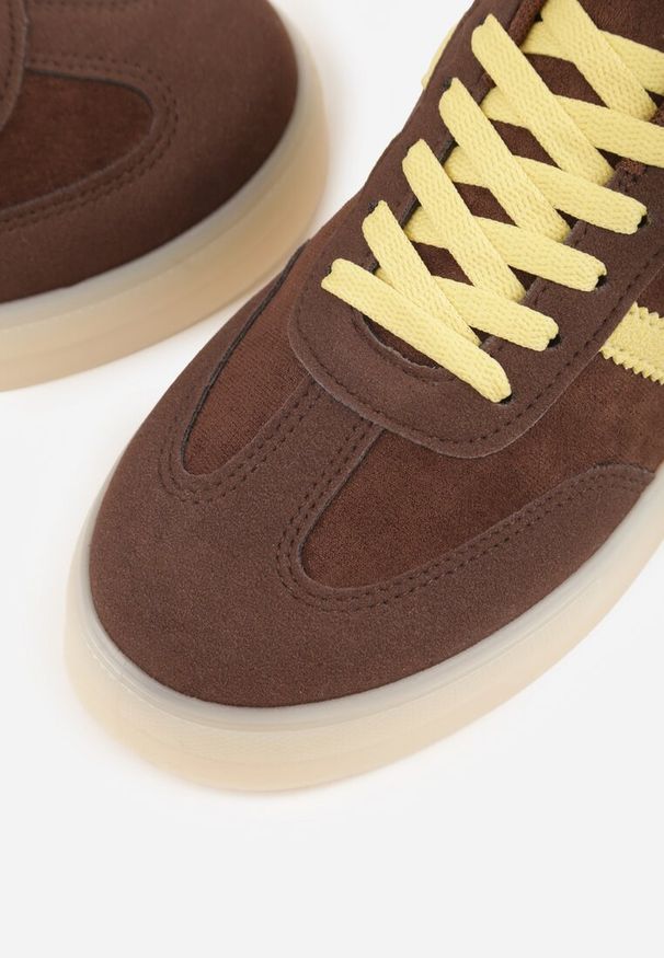 Renee - Ciemnobrązowe Sneakersy na Platformie w Stylu Tenisówek Ozdobione Paskami Ladia. Okazja: na co dzień. Zapięcie: pasek. Kolor: brązowy. Materiał: jeans. Wzór: aplikacja. Sezon: wiosna. Obcas: na platformie