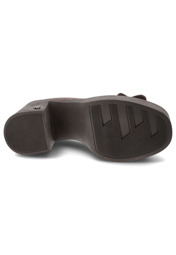 Półbuty damskie Karino, na klocku zamszowe skórzane z kwiatem i wsuwane, brązowe welur, 5771-015-P. Okazja: na co dzień. Zapięcie: bez zapięcia. Kolor: brązowy. Szerokość cholewki: normalna. Wzór: kwiaty. Materiał: zamsz, skóra, welur. Obcas: na obcasie. Styl: casual. Wysokość obcasa: średni