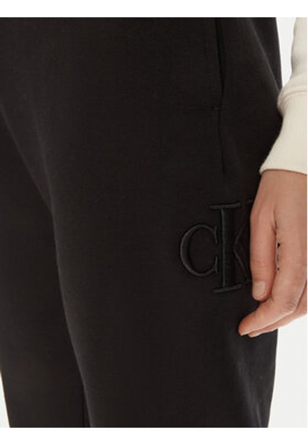 Calvin Klein Jeans Spodnie dresowe Raised J20J224841 Czarny Relaxed Fit. Kolor: czarny. Materiał: syntetyk, bawełna