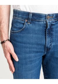 Wrangler - MESKIE SPODNIE WRANGLER LARSTON DANDELION SUMMER 112362458. Sezon: lato, wiosna. Styl: klasyczny #7