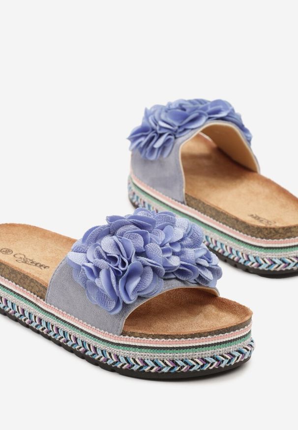 Born2be - Niebieskie Klapki na Grubej Plecionej Podeszwie z Kwiatami 3D Redeleira. Okazja: na co dzień. Kolor: niebieski. Materiał: jeans. Wzór: kwiaty. Sezon: lato. Styl: casual