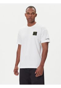 Adidas - adidas T-Shirt National Geographic Graphic KC5417 Biały Regular Fit. Kolor: biały. Materiał: bawełna