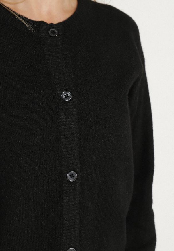 Born2be - Czarny Kardigan o Klasycznym Kroju z Okrągłym Dekoltem Renfira. Okazja: na co dzień. Kolor: czarny. Materiał: jeans. Długość rękawa: długi rękaw. Długość: długie. Wzór: aplikacja. Styl: klasyczny