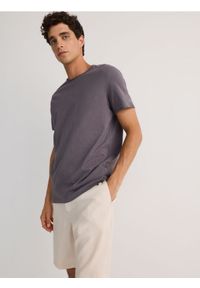 Reserved - Gładki t-shirt regular fit - ciemnoszary. Kolor: szary. Materiał: bawełna, dzianina. Wzór: gładki
