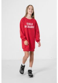 4f - 4F sukienka dziecięca kolor czerwony mini prosta. Okazja: na co dzień. Typ kołnierza: kaptur. Kolor: czerwony. Długość rękawa: długi rękaw. Wzór: nadruk. Typ sukienki: proste. Styl: casual. Długość: mini #3