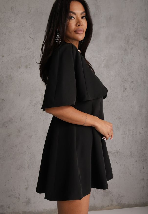 Renee - Czarna Taliowana Sukienka w Eleganckim Stylu z Narzutką Typu Pelerynka Agatea. Kolor: czarny. Styl: elegancki