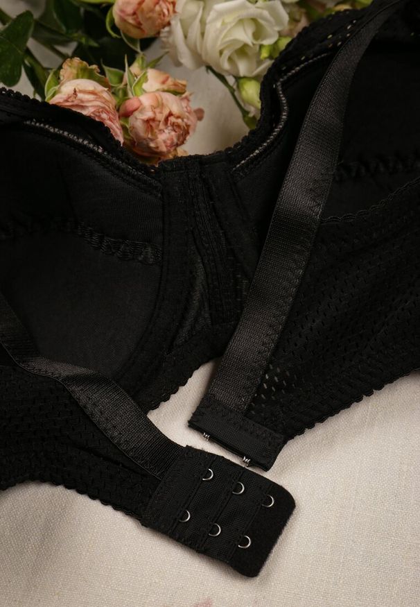 Renee - Czarny Klasyczny Biustonosz z Regulowanymi Ramiączkami Imoni. Kolor: czarny. Materiał: materiał. Wzór: gładki