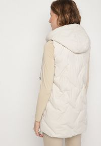 Born2be - Biała Casualowa Kamizelka z Kapturem i Pikowanymi Przeszyciami Caletta. Okazja: na co dzień. Typ kołnierza: kaptur. Kolor: biały. Materiał: jeans. Styl: casual #3