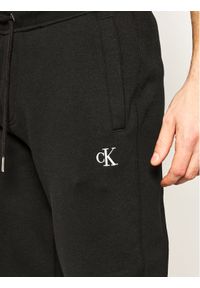 Calvin Klein Jeans Spodnie dresowe Blend Fleece J30J314674 Czarny Regular Fit. Kolor: czarny. Materiał: dresówka #6