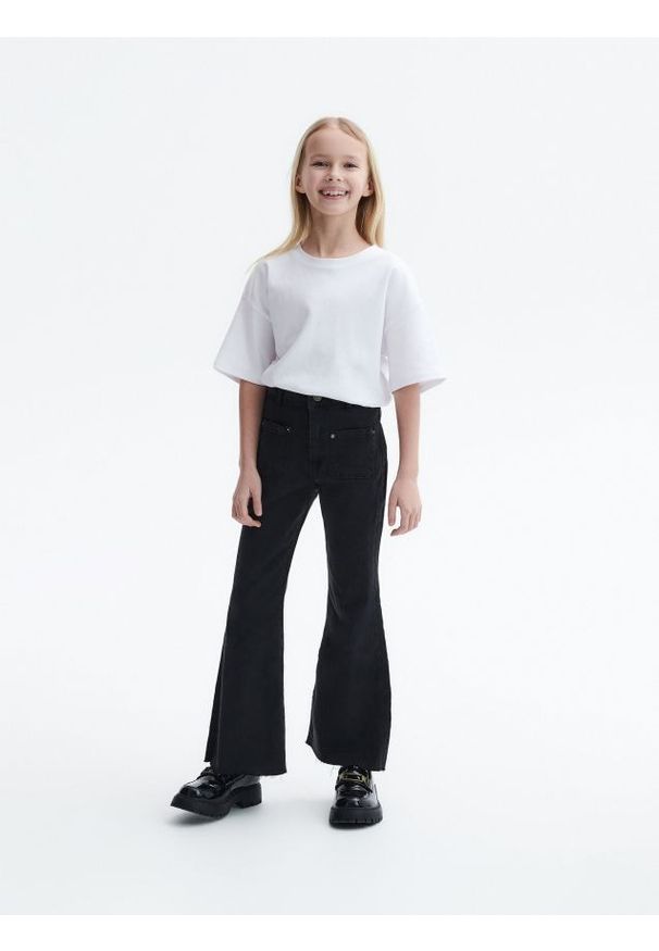 Reserved - Jeansy flare - czarny. Kolor: czarny