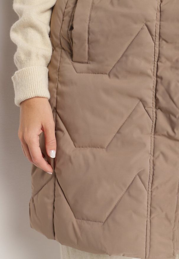 Born2be - Ciemnobeżowa Kamizelka Pikowana z Futerkiem i Kapturem Innarella. Okazja: na co dzień, do pracy. Kolor: beżowy. Materiał: futro. Styl: elegancki, casual
