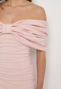 Born2be - Różowa Taliowana Sukienka Dopasowana z Odsłoniętymi Ramionami i Drapowaniem Palamiria. Okazja: na randkę, na imprezę. Kolor: różowy #6