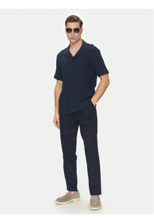 Guess Spodnie materiałowe F5GB02 WH4J0 Granatowy Regular Fit. Kolor: niebieski. Materiał: len, bawełna