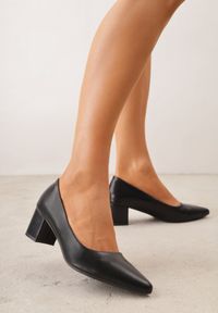 Renee - Czarne Skórzane Czółenka VICES na Słupkowym Obcasie Nerilise. Nosek buta: otwarty. Kolor: czarny. Materiał: skóra. Obcas: na obcasie. Wysokość obcasa: średni #1