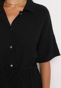 Born2be - Czarny Muślinowy Kombinezon z Bawełny Wiązany w Talii z Guzikami Dlirena. Kolor: czarny. Materiał: bawełna. Długość rękawa: krótki rękaw. Długość: krótkie. Styl: elegancki #5