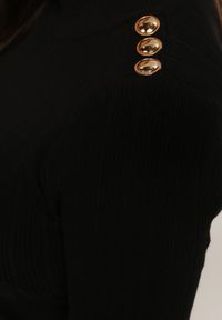 Renee - Czarna Dzianinowa Sukienka Nerisa. Typ kołnierza: kołnierzyk stójkowy. Kolor: czarny. Materiał: dzianina. Długość rękawa: długi rękaw. Wzór: aplikacja, gładki. Długość: mini #5