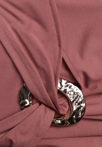 Renee - Różowa Dopasowana Sukienka Elegancka z Aplikacją w Talii Corope. Kolor: różowy. Wzór: aplikacja. Styl: elegancki #5